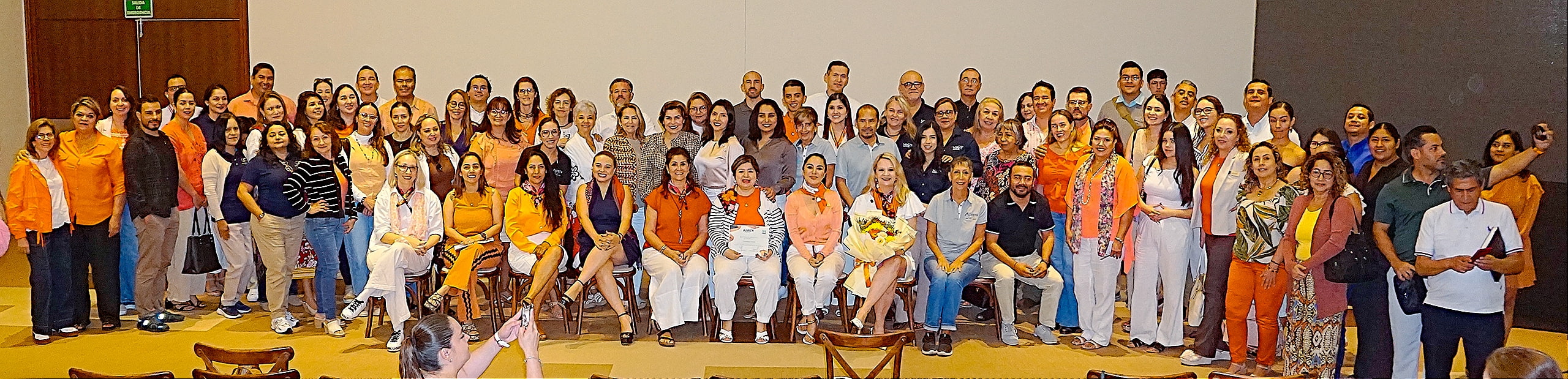 Integrantes del Comité Mujer Inmobiliaria y asistentes durante la jornada de conferencias de AMPI Riviera Nayarit, evento enfocado en liderazgo, profesionalización inmobiliaria y responsabilidad social.