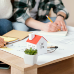 Capacitación profesional con material técnico y proyección digital en aula