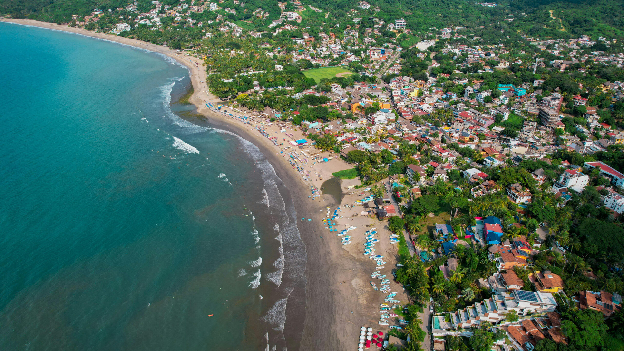 Vista aérea del corredor inmobiliario de Riviera Nayarit con desarrollos residenciales, zonas costeras y áreas de expansión urbana en 2026.