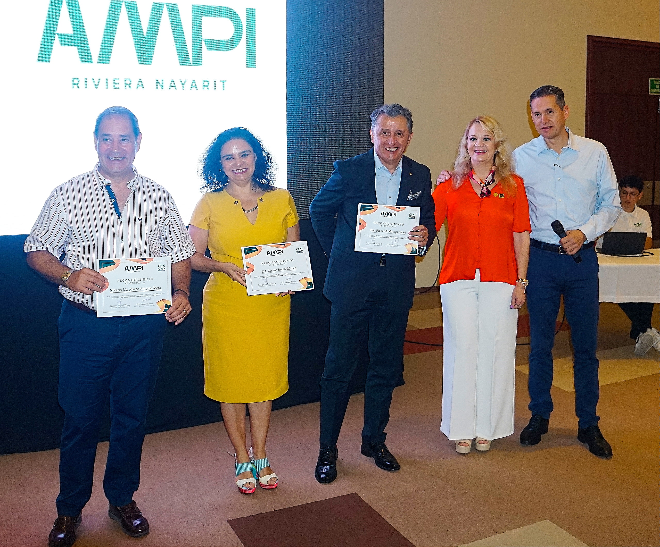 Evento Mujer Inmobiliaria AMPI Riviera Nayarit con ponencias sobre liderazgo y cierre de operaciones inmobiliarias.