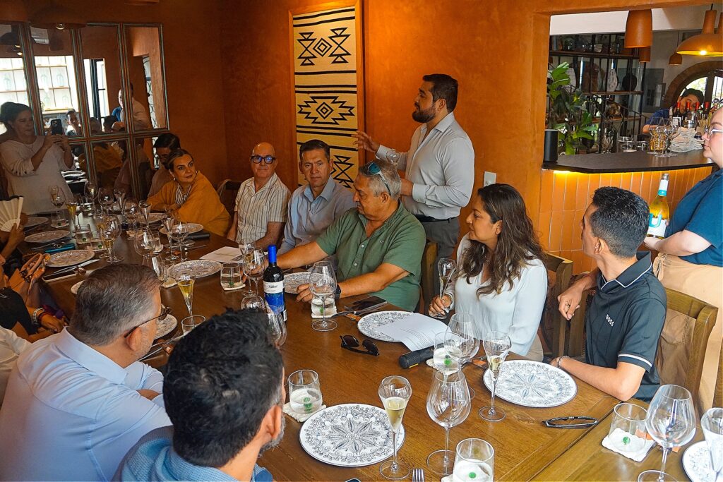 Asistentes al evento Sabores AMPI Riviera Nayarit compartiendo una comida y generando networking en restaurante de Puerto Vallarta
