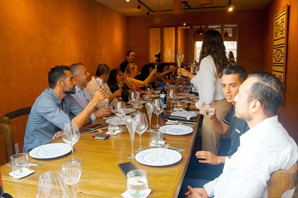 Participantes durante experiencia gastronómica en evento Sabores AMPI Riviera Nayarit en Puerto Vallarta