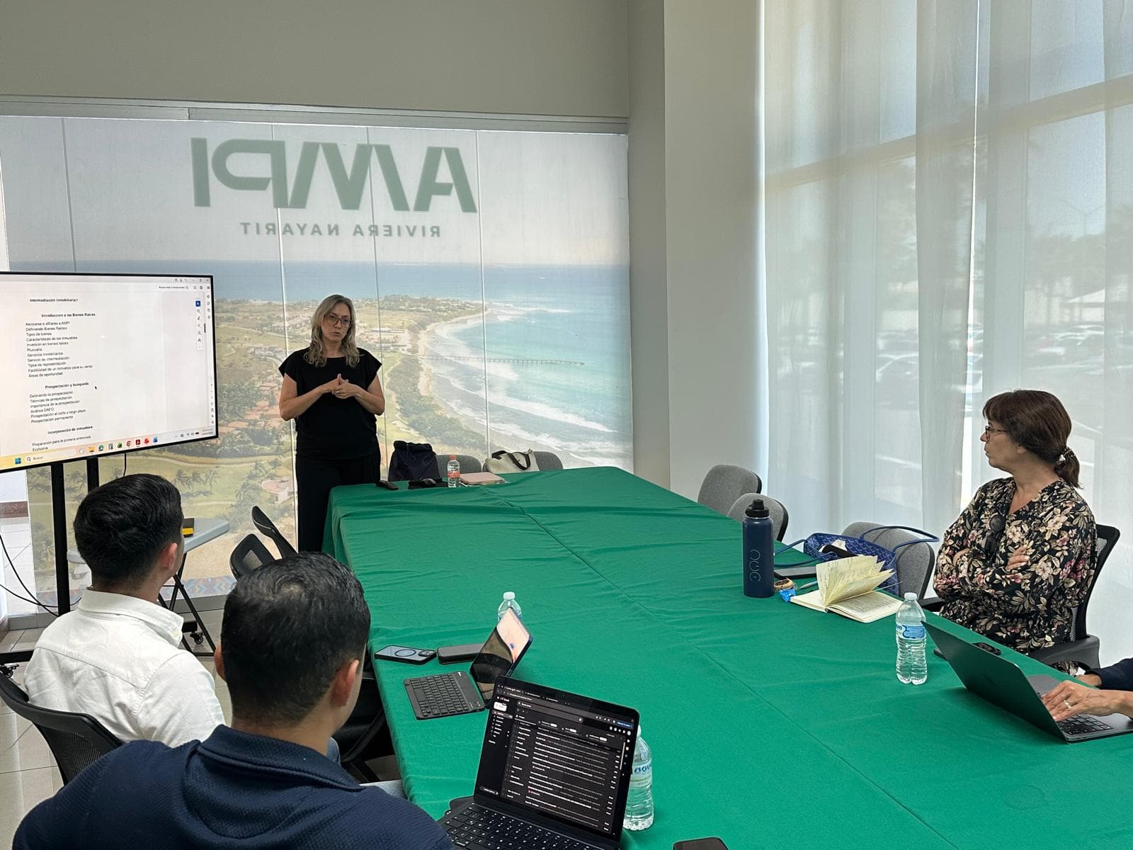 Asesores inmobiliarios durante el Curso de Intermediación Inmobiliaria 1 en AMPI Riviera Nayarit