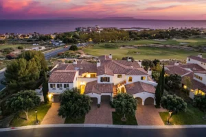 Vista de desarrollos residenciales en Riviera Nayarit con crecimiento urbano y entorno costero que influye en el aumento del valor de las propiedades