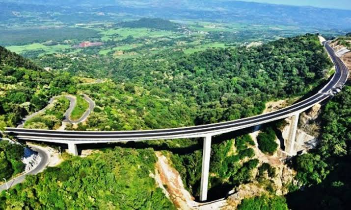 La autopista Jala - Puerto Vallarta (vía corta) es una moderna vía de comunicación que conecta el entronque de Jala (Nayarit) con Puerto Vallarta (Jalisco).